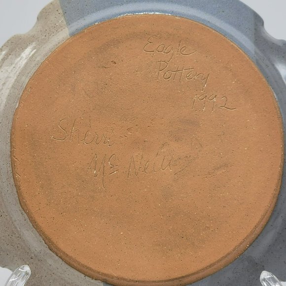 Eagle Pottery Plate Signed Sherri McNeil 1992 Blue Beige Floral - Picture 3 of 15